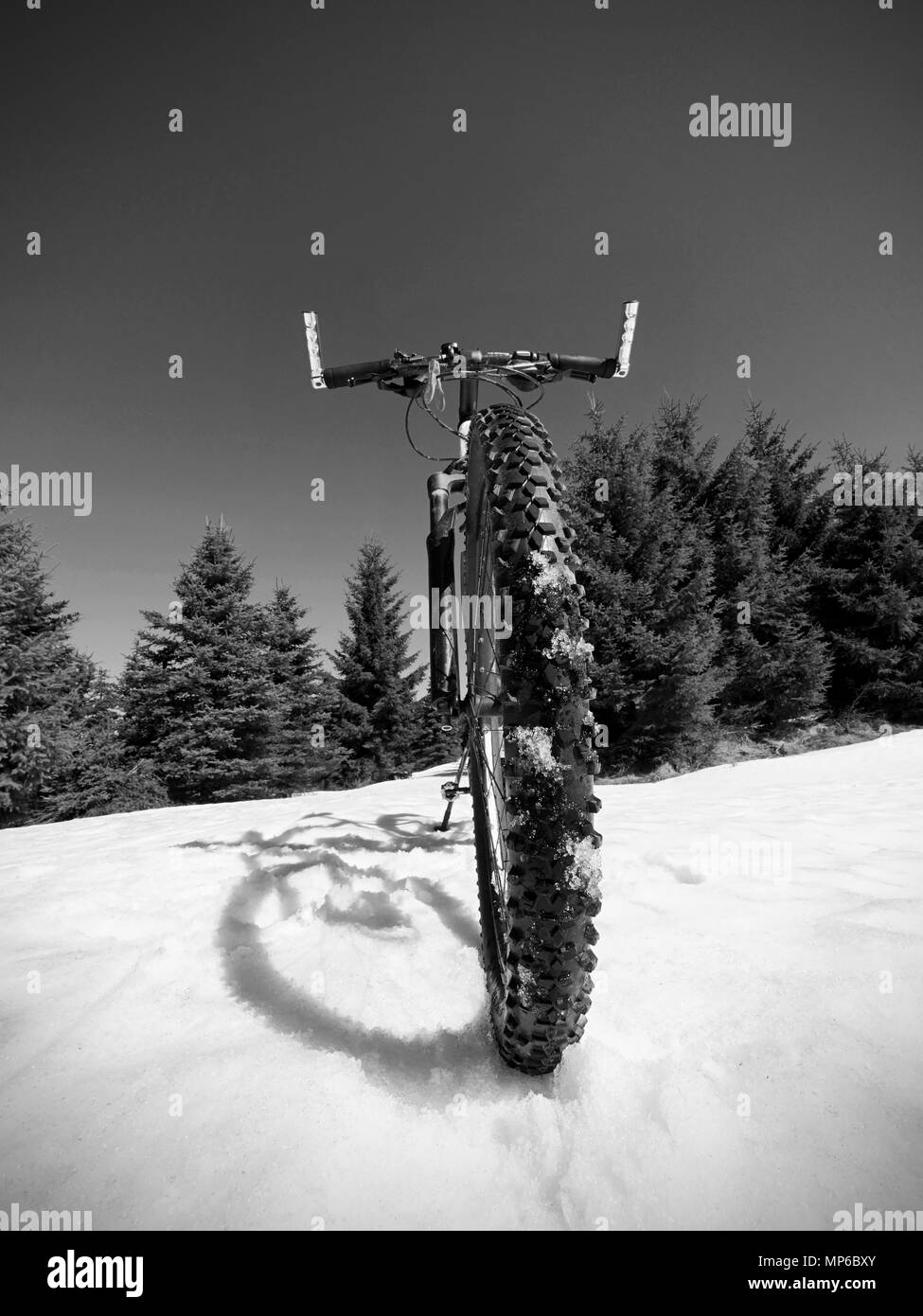 In der breiten Ansicht Foto von Mountainbike im tiefen Schnee. Winter Gebirge mit Straße unter Schnee verloren. Stockfoto