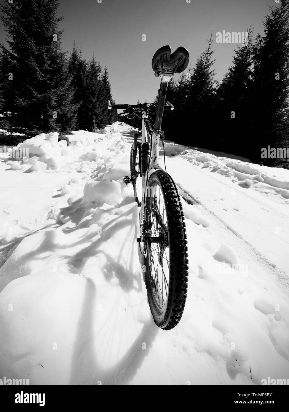 In der breiten Ansicht Foto von Mountainbike im tiefen Schnee. Winter Gebirge mit Straße unter Schnee verloren. Stockfoto