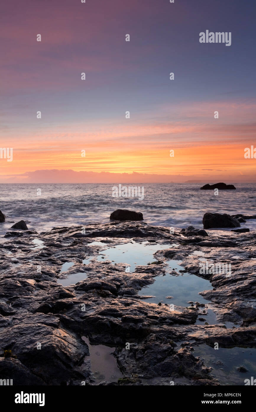 Dawn Licht auf St Ives Bay, South West Coastal Path, St Ives, Cornwall, UK. Stockfoto