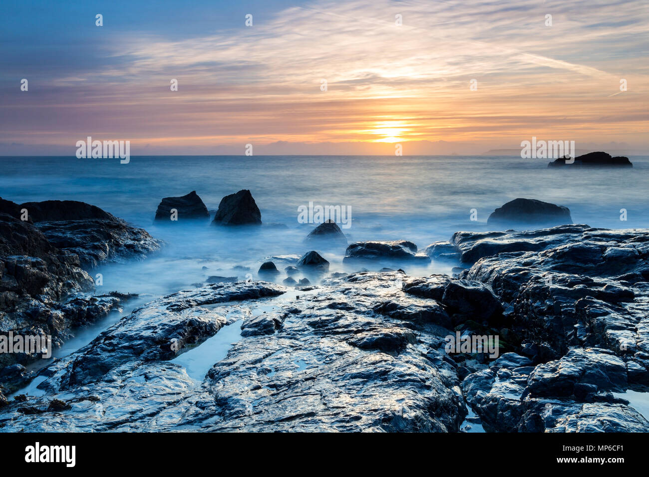 Sonnenaufgang über St Ives Bay, South West Coastal Path, St Ives, Cornwall, UK. Stockfoto
