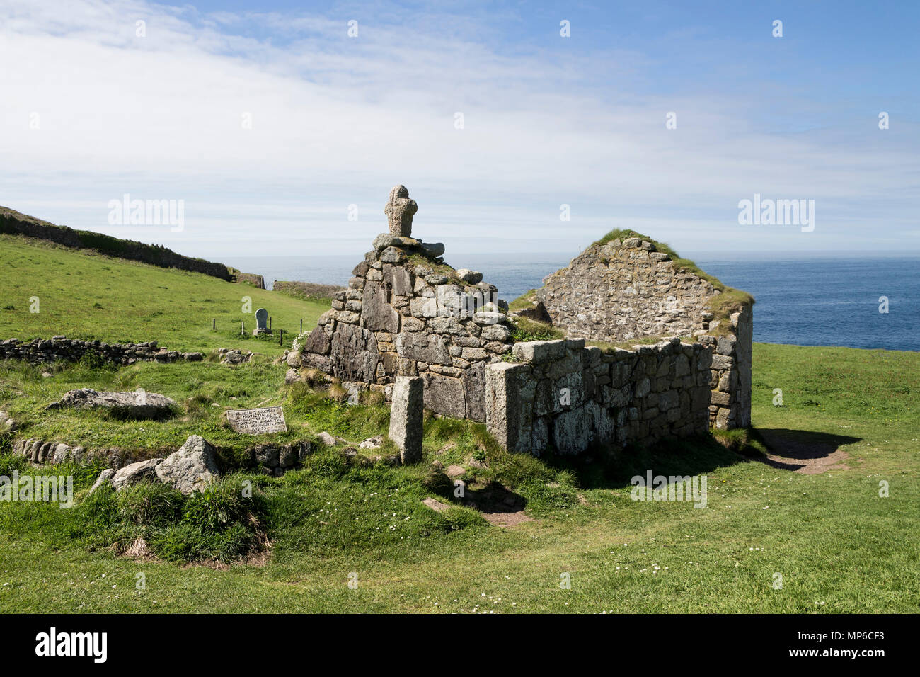 Die Überreste von St Helen's Oratory, Cape Cornwall, UK. Stockfoto