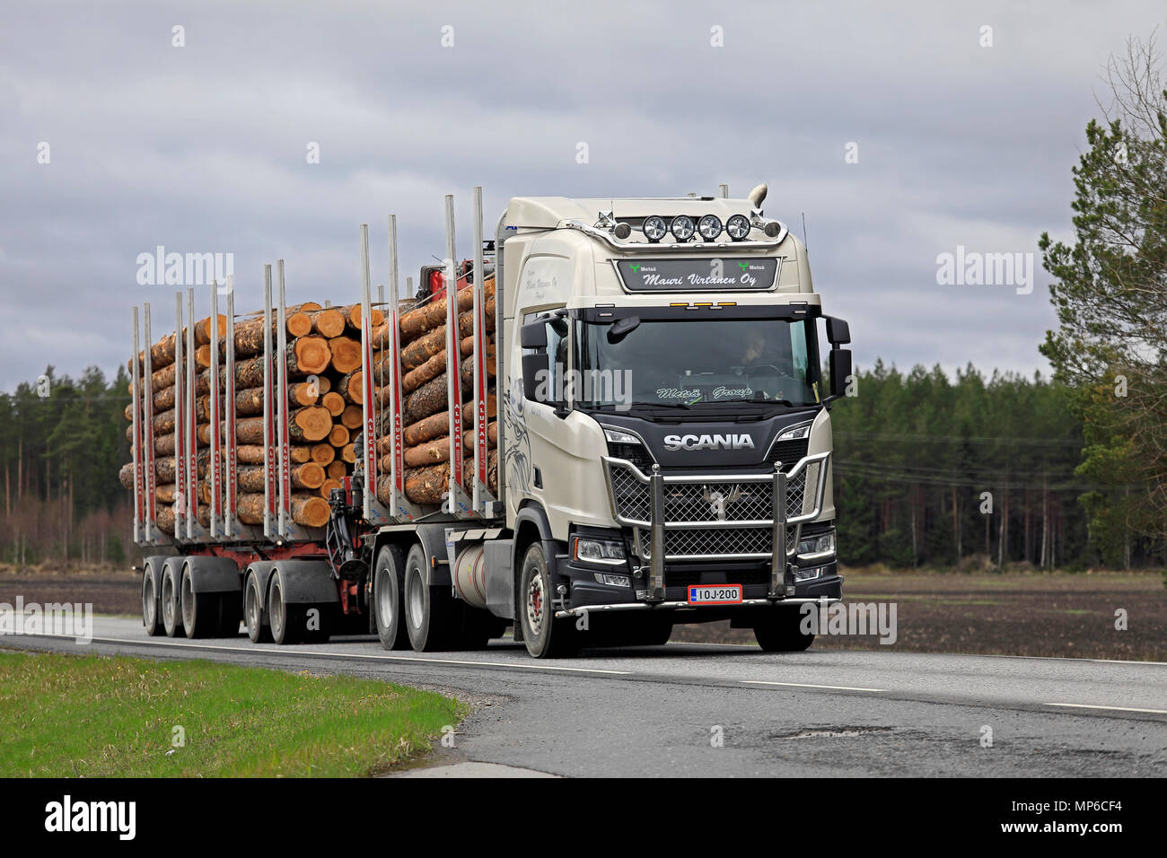 Nächste Generation Scania logging Truck von Mauri Virtanen Oy hols Kiefer in die Mühle entlang der Straße an bewölkten Tag des Frühlings. Poytya, Finnland - 4. Mai, 18. Stockfoto