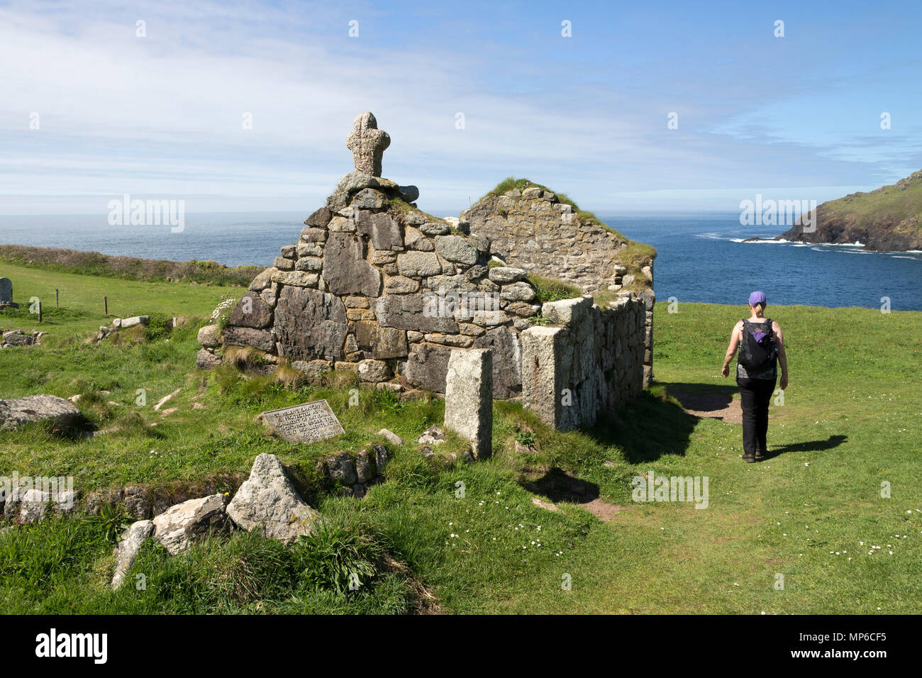 Der Wanderer und die Überreste von St Helen's Oratory, Cape Cornwall, UK. Stockfoto