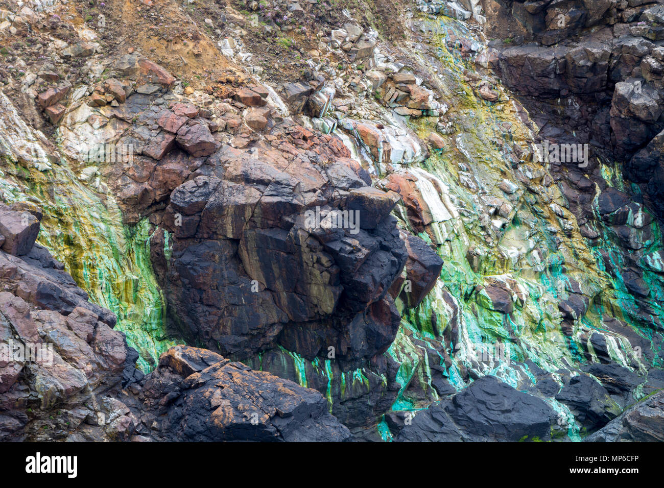 Kupfer Bloom Flecken verursacht durch Kupfer Einlagen Auslaugen aus dem  Geevor Mine in der Nähe von St nur an der Süd West Küste von Cornwall,  Großbritannien Stockfotografie - Alamy