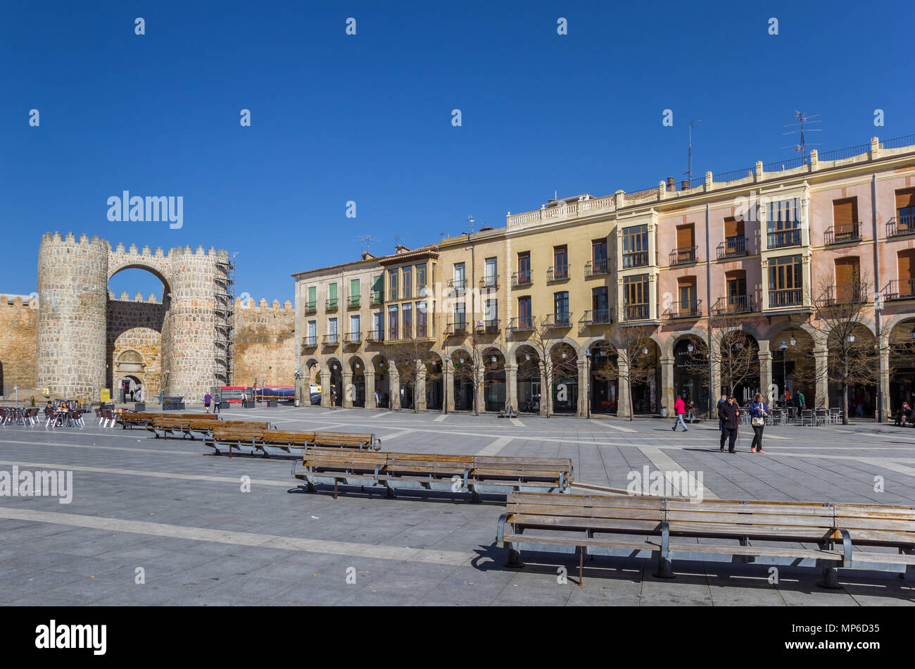 Bänke und Häuser auf der Teresa von Avila, Spanien Stockfoto