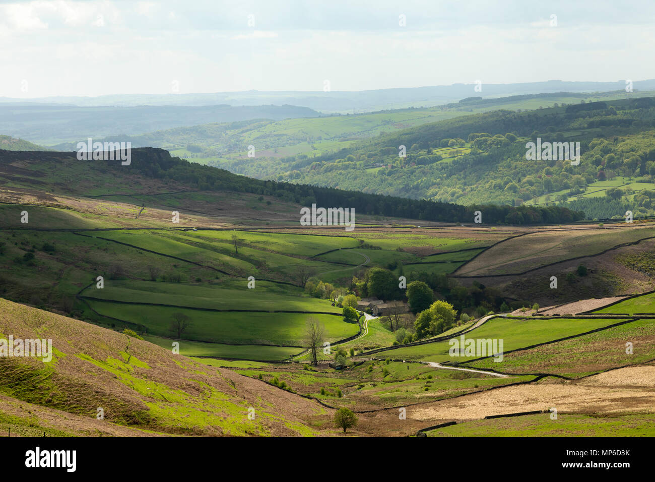 Ein Bild von einem Bauernhof in einem wunderschönen Tal in der Derbyshire Peak District, England, UK. Stockfoto