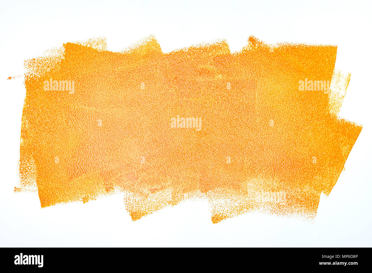 Orange Farbroller Anschläge auf weißer Wand Hintergrund Stockfoto