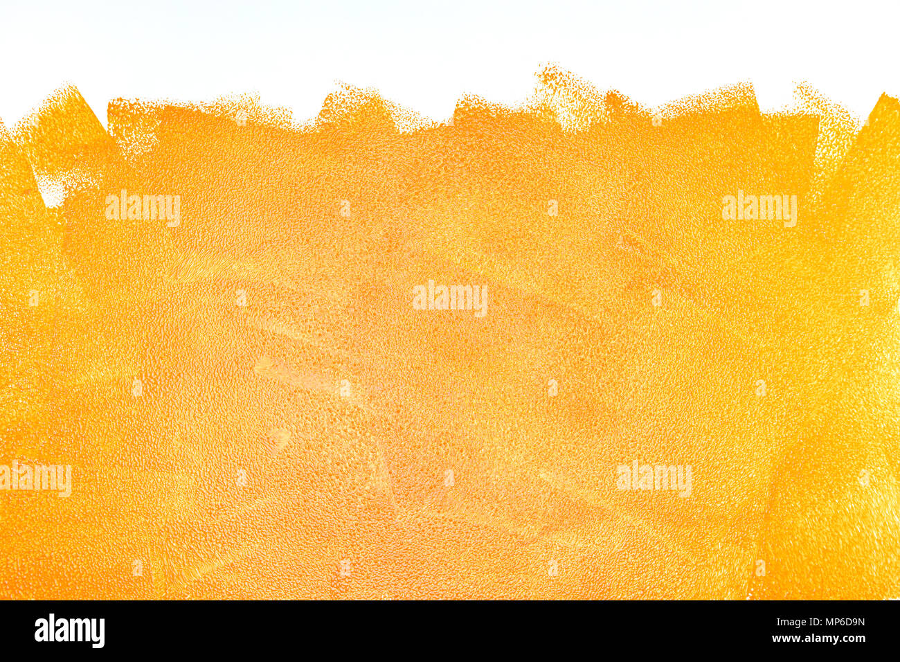 Orange Acryl roller Anschläge Textur auf weiße Wand Stockfoto