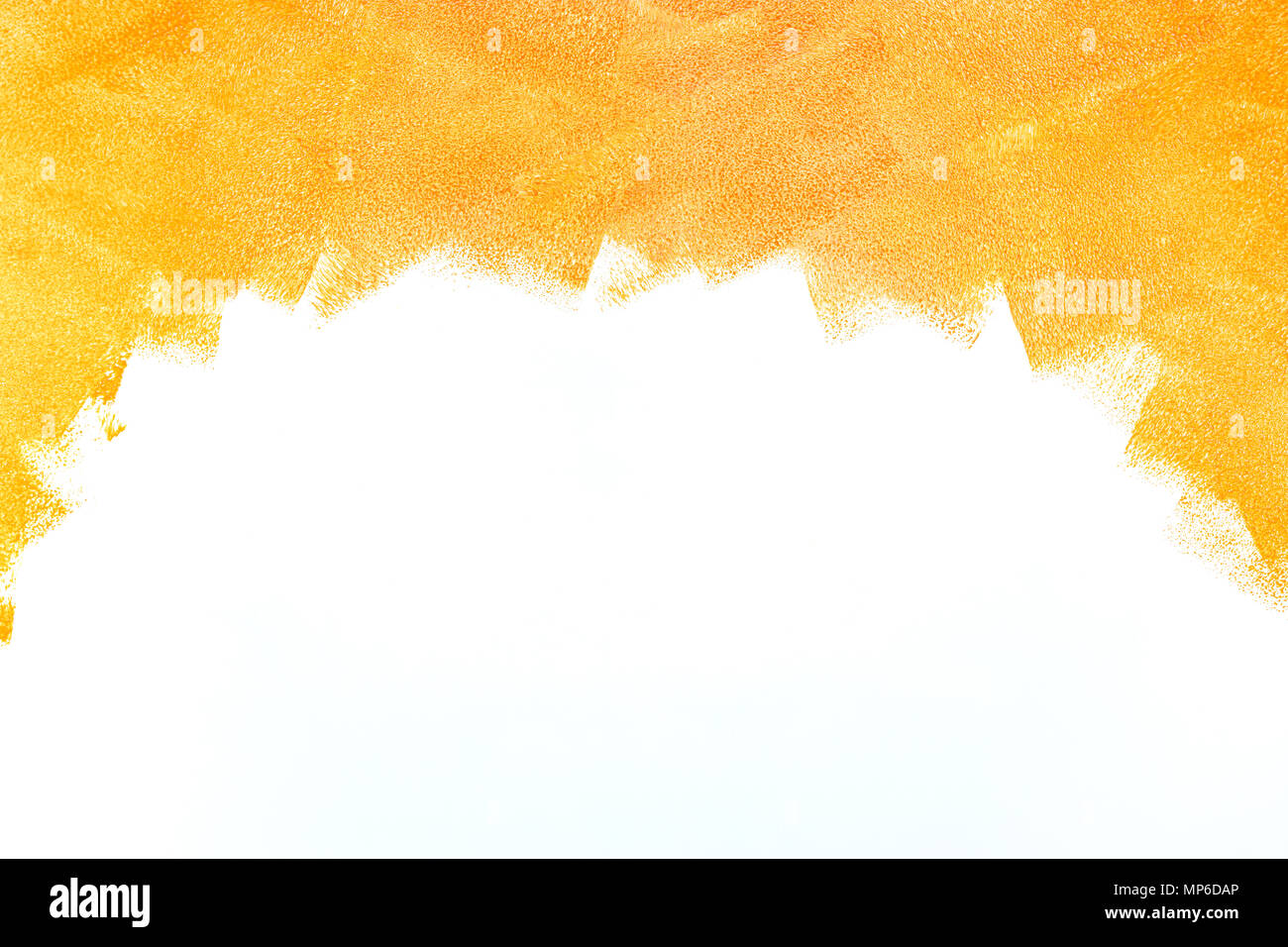 Orange Farbe malen nach Farbroller auf der Wand. Handbemalte Schlaganfall Hintergrund Stockfoto