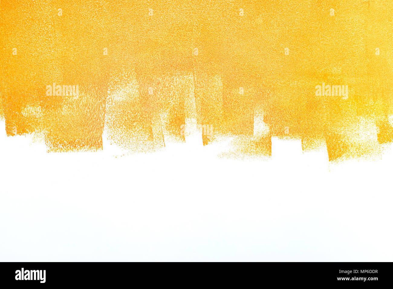 Helles orange gestrichene Wand. Wohnung und Home Renovierung Konzept Stockfoto