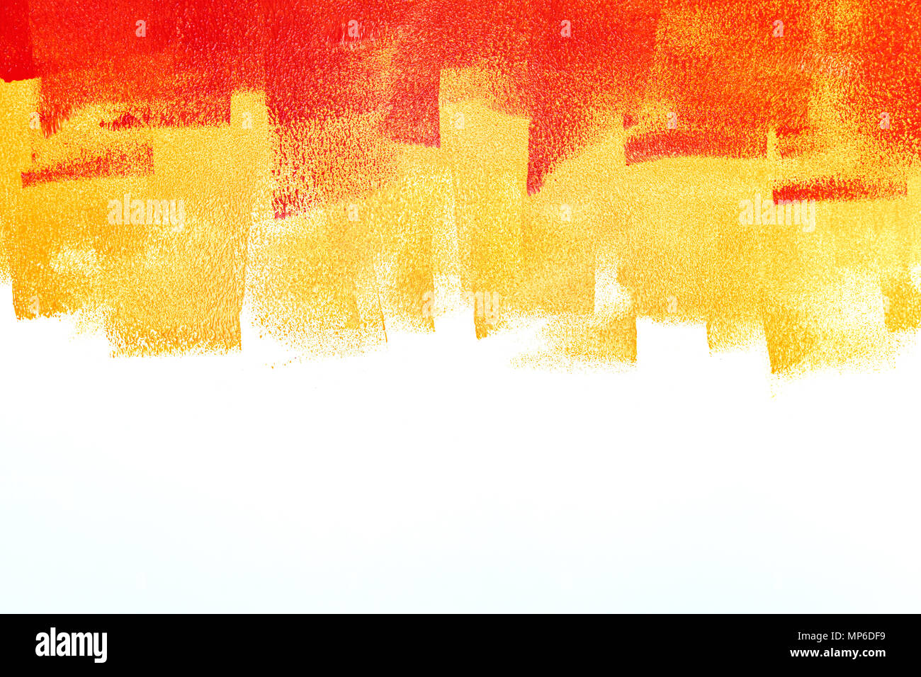 Teilweise bemalte Wand von farbroller in rot und orange Farben Stockfoto