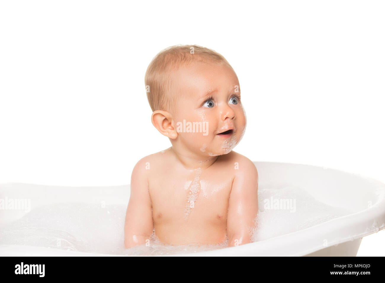 Adorable kaukasische Baby boy in einer weißen Badewanne mit Whirlpool. Stockfoto