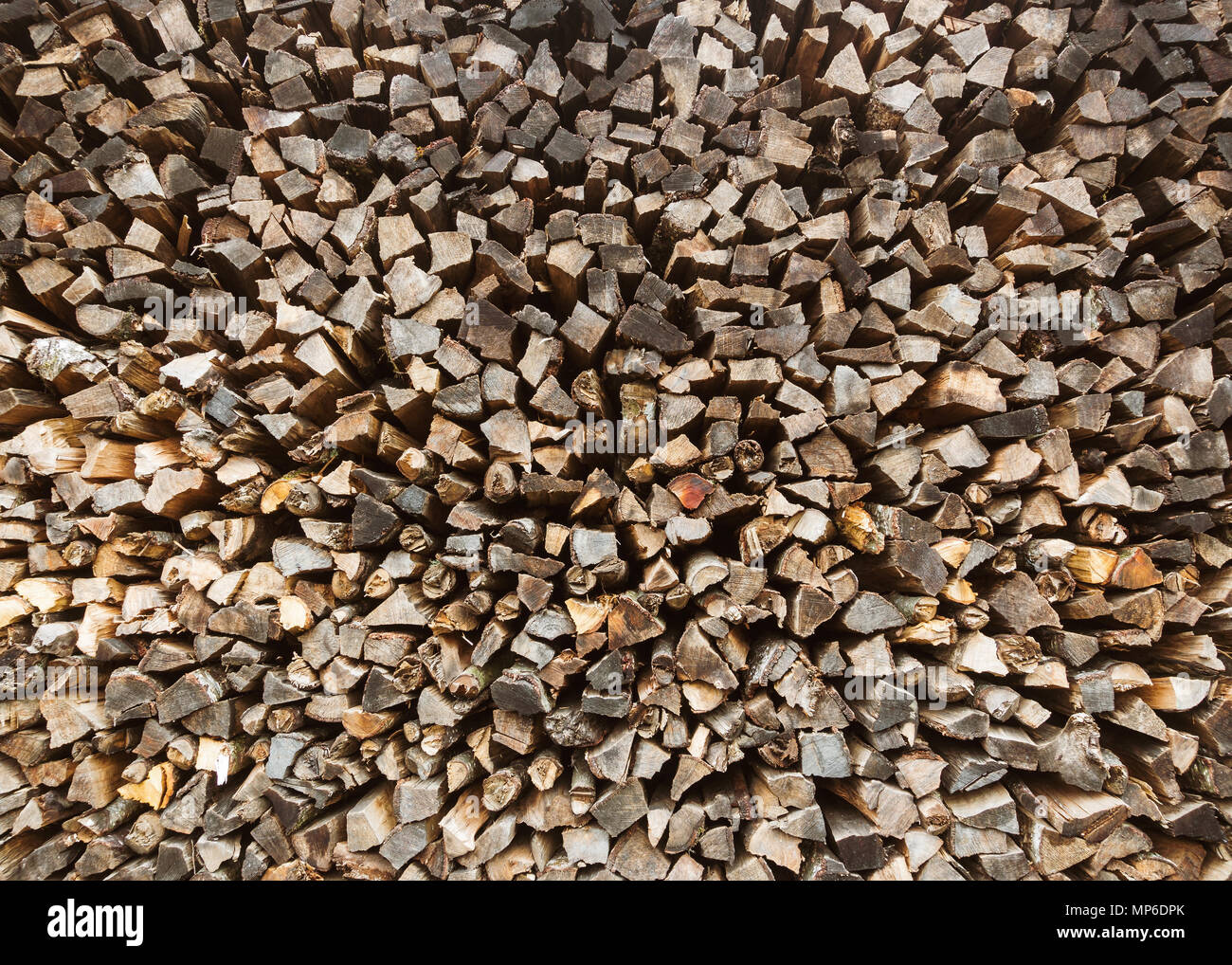 Stapel von Brennholz, Feuerholz gehackt Hintergrund. Stockfoto