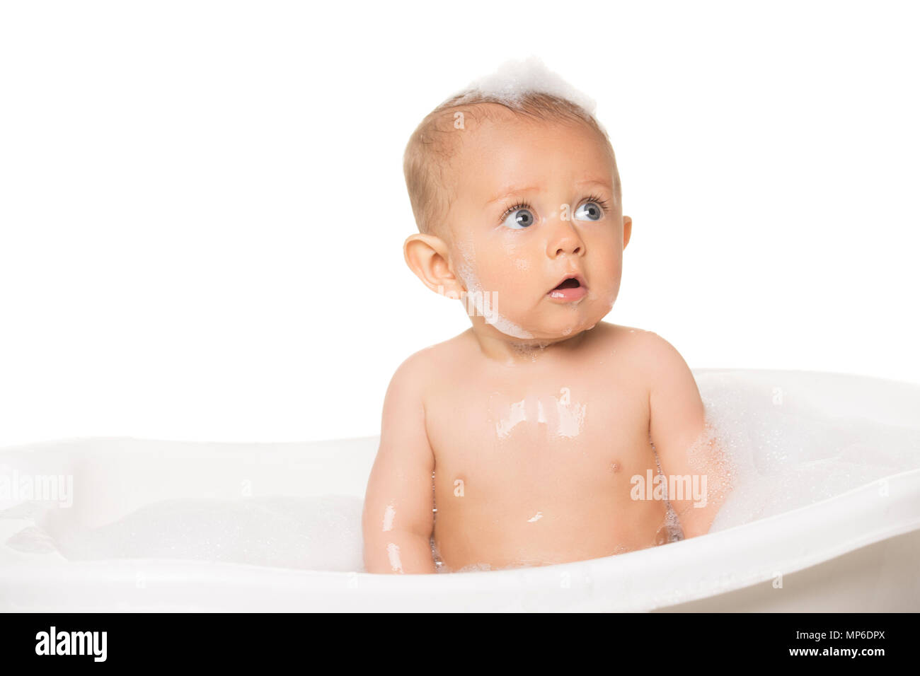 Adorable kaukasische Baby boy in einer weißen Badewanne mit Whirlpool. Stockfoto