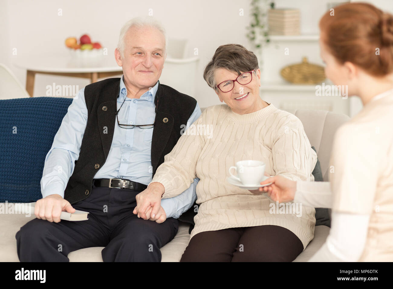 Schönes älteres Ehepaar bei einem Treffen mit ihrer Enkelin Stockfoto