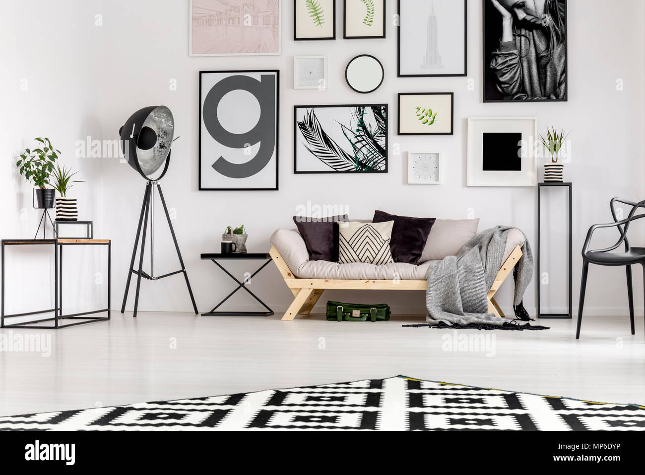 lampe neben beige couch mit kissen in scandi wohnzimmer mit