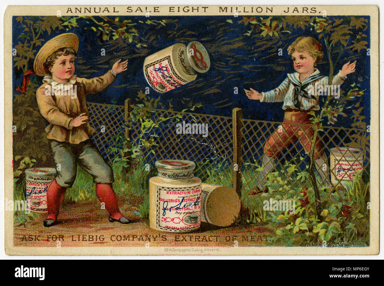 Kinder Spiele und zirkusvorstellungen Englisch Trading Card von Liebig Auszug aus Fleisch. Englisch Trading Card für die Liebig Auszug aus Fleisch mit zwei Kinder, ein gigantisches jar von Liebig Auszug aus Fleisch über ein Netz oder Zaun. Vier weitere Gläser auf den Boden gestellt werden. Vorderseite: "jährliche Verkauf acht Millionen Gläser. / Fragen LIEBIG UNTERNEHMEN AUSZUG AUS FLEISCH". 1884. 1286 Liebig Unternehmen Trading Card Ad 2007.137 vorne Stockfoto