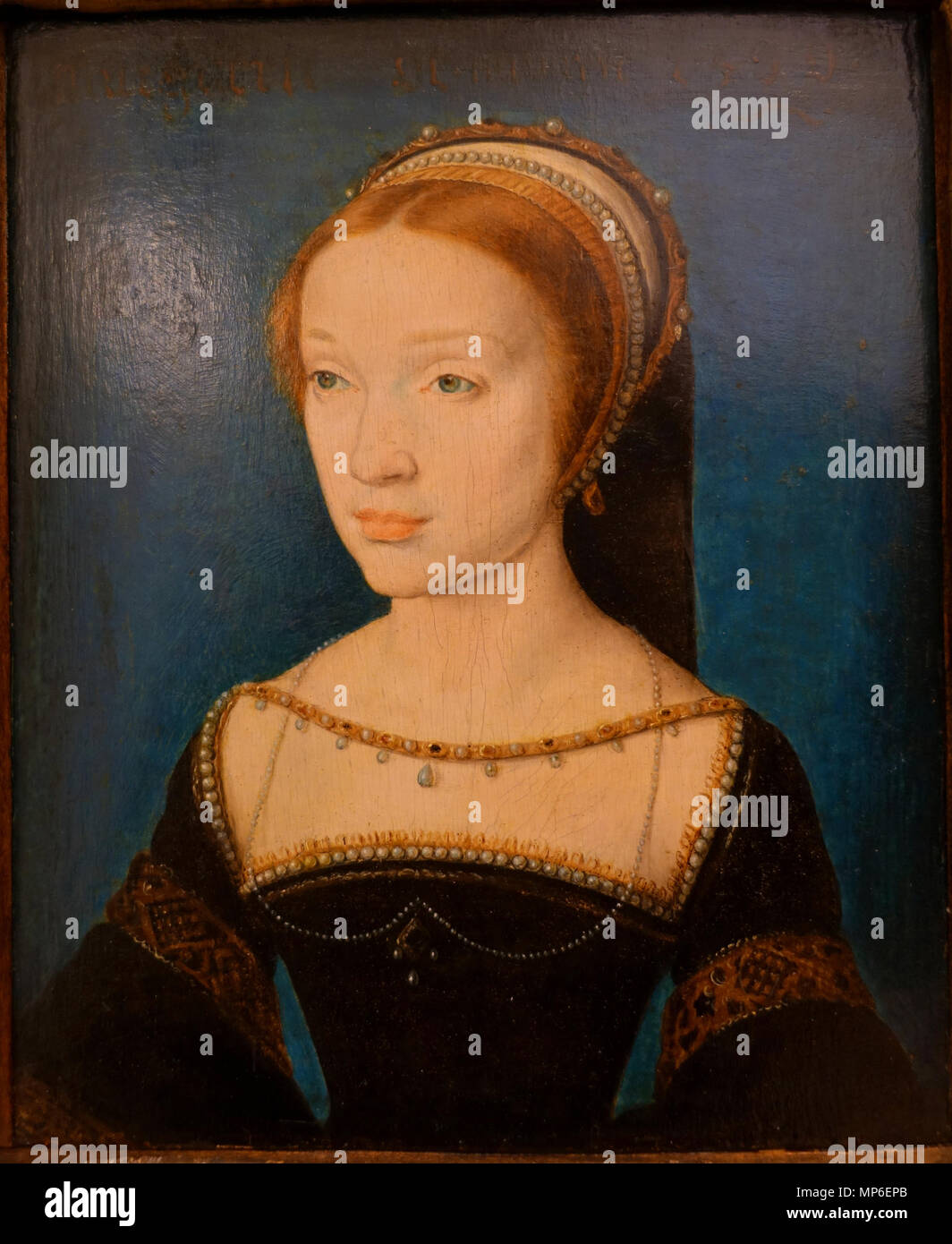 Porträt einer jungen Frau wahrscheinlich Jacqueline de Rohan. Englisch: Ausstellung im Bode-Museum, Berlin, Deutschland. Diese Arbeit ist in der Öffentlichkeit, weil der Künstler vor mehr als 100 Jahren starb. Wurde die Fotografie im Museum ohne Einschränkung erlaubt. . Ca. 1535-1536. 1017 Porträt einer jungen Frau, wahrscheinlich Jacqueline de Rohan, von Corneille de Lyon, wahrscheinlich in Lyon gemalt, C. 1535-1536, Öl auf Eichenholz - Bode-Museum - DSC 03351 Stockfoto