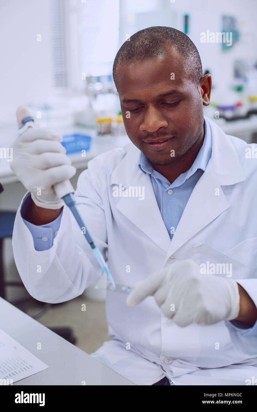Freudige Biologe tun einen interessanten Test Stockfoto
