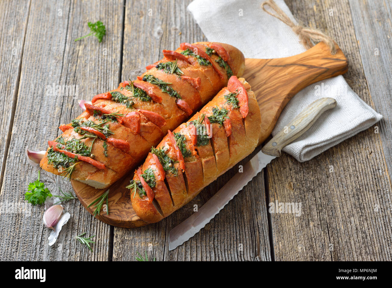 Spanisch Essen: gebratene Brot mit Kräuterbutter und heiße Chorizo Salami  frisch aus dem Ofen Stockfotografie - Alamy