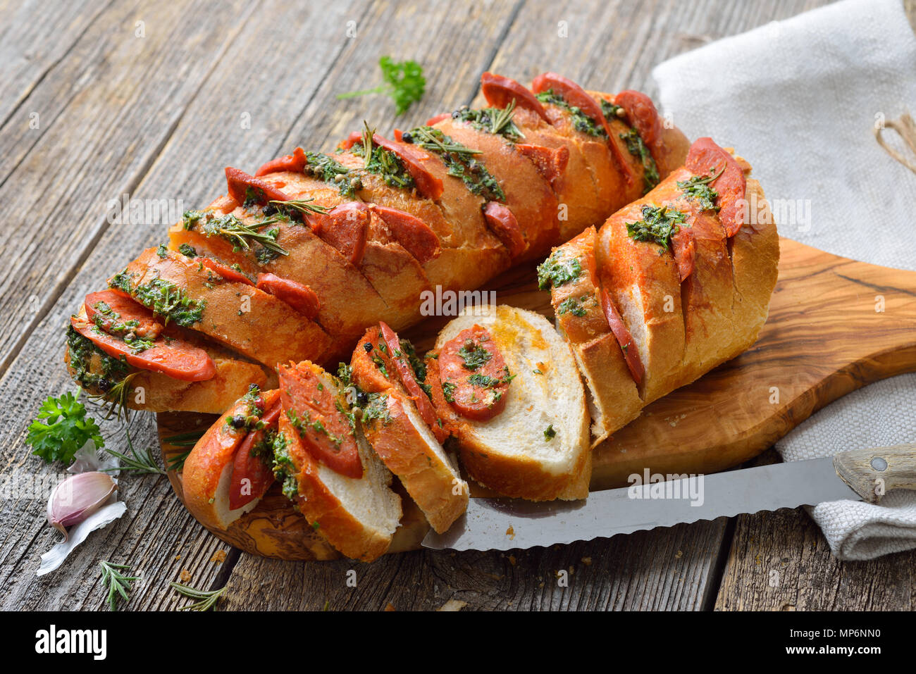 Spanisch Essen: gebratene Brot mit Kräuterbutter und heiße Chorizo Salami frisch aus dem Ofen Stockfoto