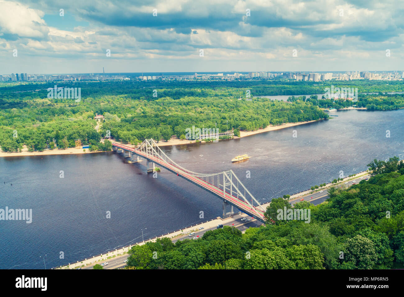 Die Skyline der Stadt Kiew mit schönen Himmel. Linken Ufer des Dnjepr. Fußgängerbrücke Stockfoto Die Skyline der Stadt Kiew mit schönen Himmel. Linken Ufer des Dnjepr. Fußgängerbrücke Stockfoto