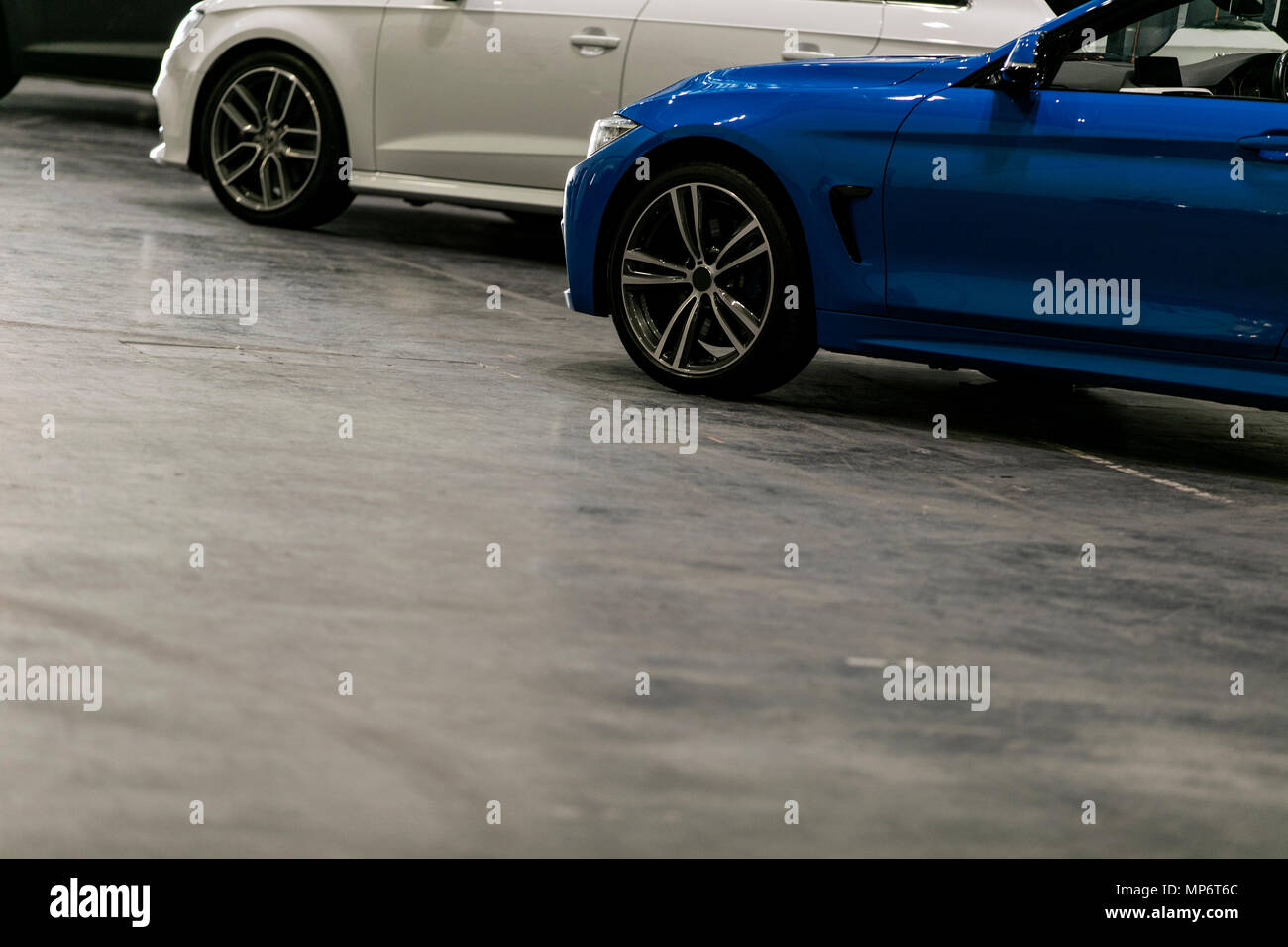 Eine Reihe von geparkten Sportwagen Stockfoto