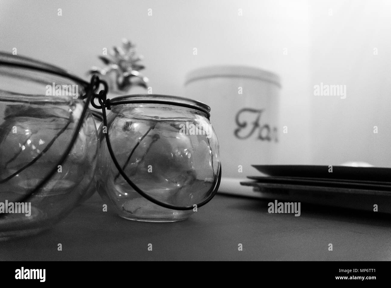 Glasbehälter mit Metallhaken Stockfoto