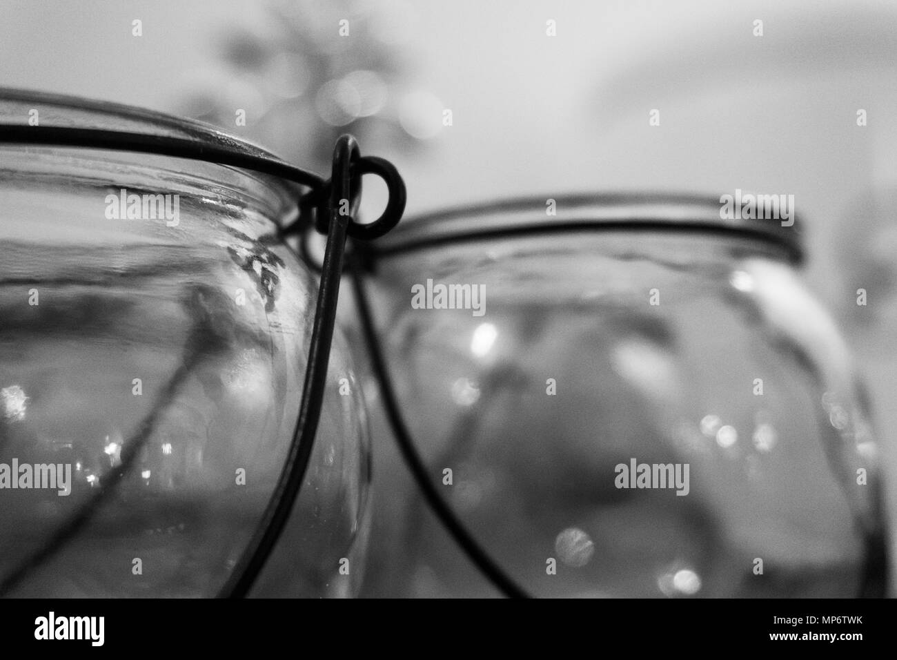Glasbehälter mit Metallhaken Stockfoto