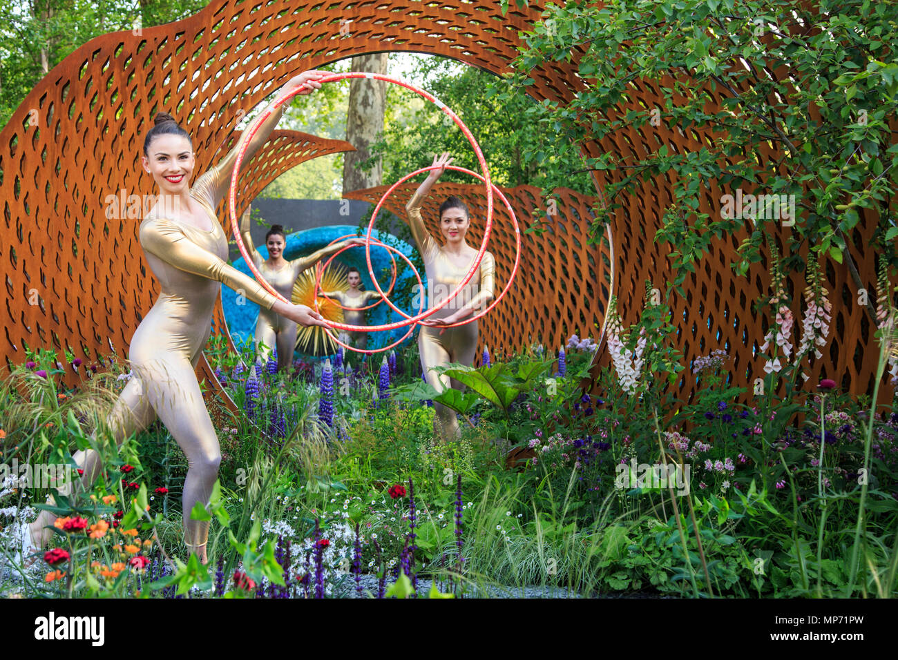 London, Großbritannien. 21. Mai 2018. Die Mitglieder von Team GB Rhythmische Gymnastik Gruppe darstellen, in der David Harber und Savills zeigen, Garten. Drücken sie Tag um die 2018 RHS Chelsea Flower Show, die für die Öffentlichkeit am Morgen geöffnet. Foto: Bettina Strenske/Alamy leben Nachrichten Stockfoto