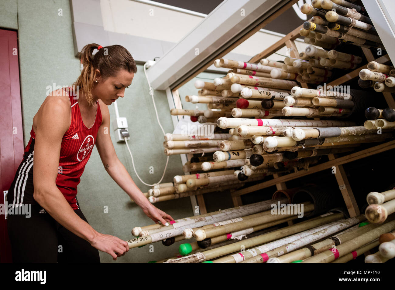 11. Mai 2018, Deutschland, Leverkusen: Pole-Jumper Katharina Bauer der TSV Bayer04 Leverkusen nimmt ein Pol. Foto: Marius Becker/dpa Stockfoto