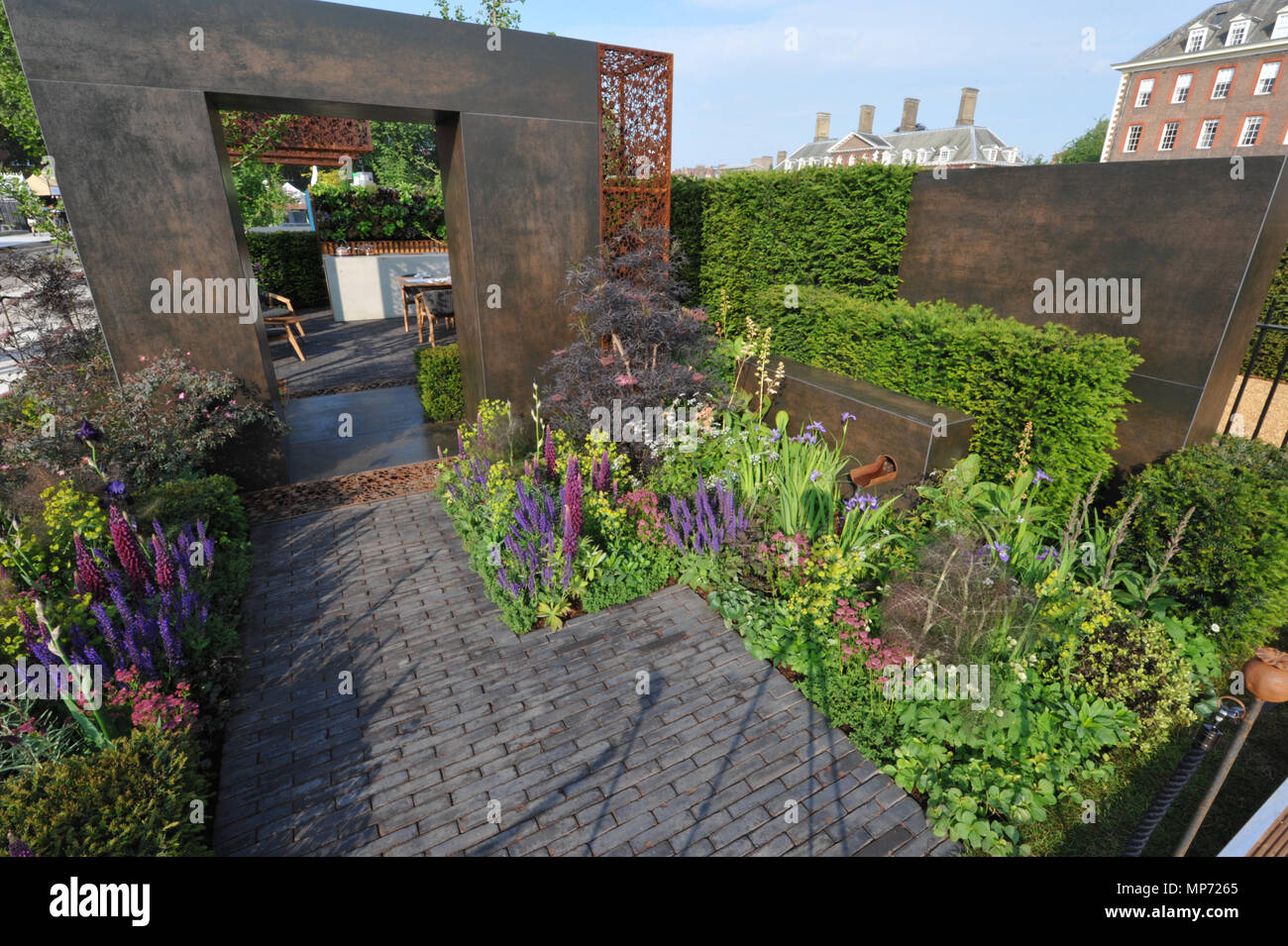 London, Großbritannien. 21. Mai 2018. Die städtische Flow Garten (von Tony Woods entworfen wurden), einem der schönen und eleganten Gärten zeigen, die auf der 2018 RHS Chelsea Flower Show, die heute in den 11-Hektar großen Gelände des Royal Hospital Chelsea, London, Vereinigtes Königreich. Der Garten zeigt, wie kühne Design Features, farbenfrohe und reiche Bepflanzung, und die praktischen und vielseitigen Wohnraum im Freien, die sich alle in einem kleinen städtischen Garten Grundstück untergebracht werden können. Quelle: Michael Preston/Alamy leben Nachrichten Stockfoto