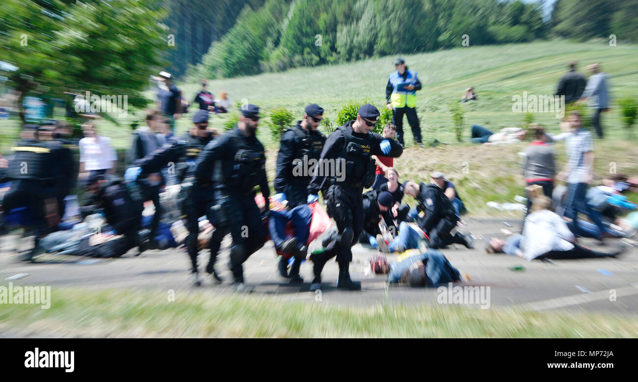 Rozvadov 2018 internationale Prüfung Ausübung innerhalb von "gurd "Grenzüberschreitende Czech-Bavarian Projekt, mit tschechischen Notfall- und Rettungsdienste und Bayerischen Roten Kreuz Rettungsdienst auf Autobahn Rastplatz an Rozvadov-Waidhaus Grenzübergang, am Montag, 21. Mai 2018. (CTK Photo/Miroslav Chaloupka) Stockfoto