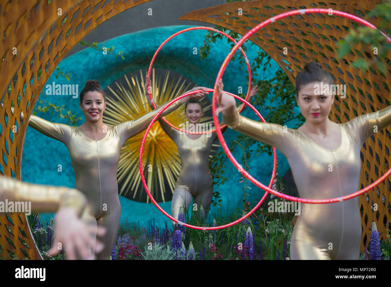 Royal Hospital Chelsea, London, Großbritannien. 21. Mai, 2018. Drücken Sie Tag für die Rhs Chelsea Flower Show 2018. Foto: Team GB Rhythmische Gymnastik Gruppe Durchführen einer immersiven und visuell aufregende Reise durch die David Harber und Savills zeigen, Garten. Credit: Malcolm Park/Alamy Leben Nachrichten. Stockfoto