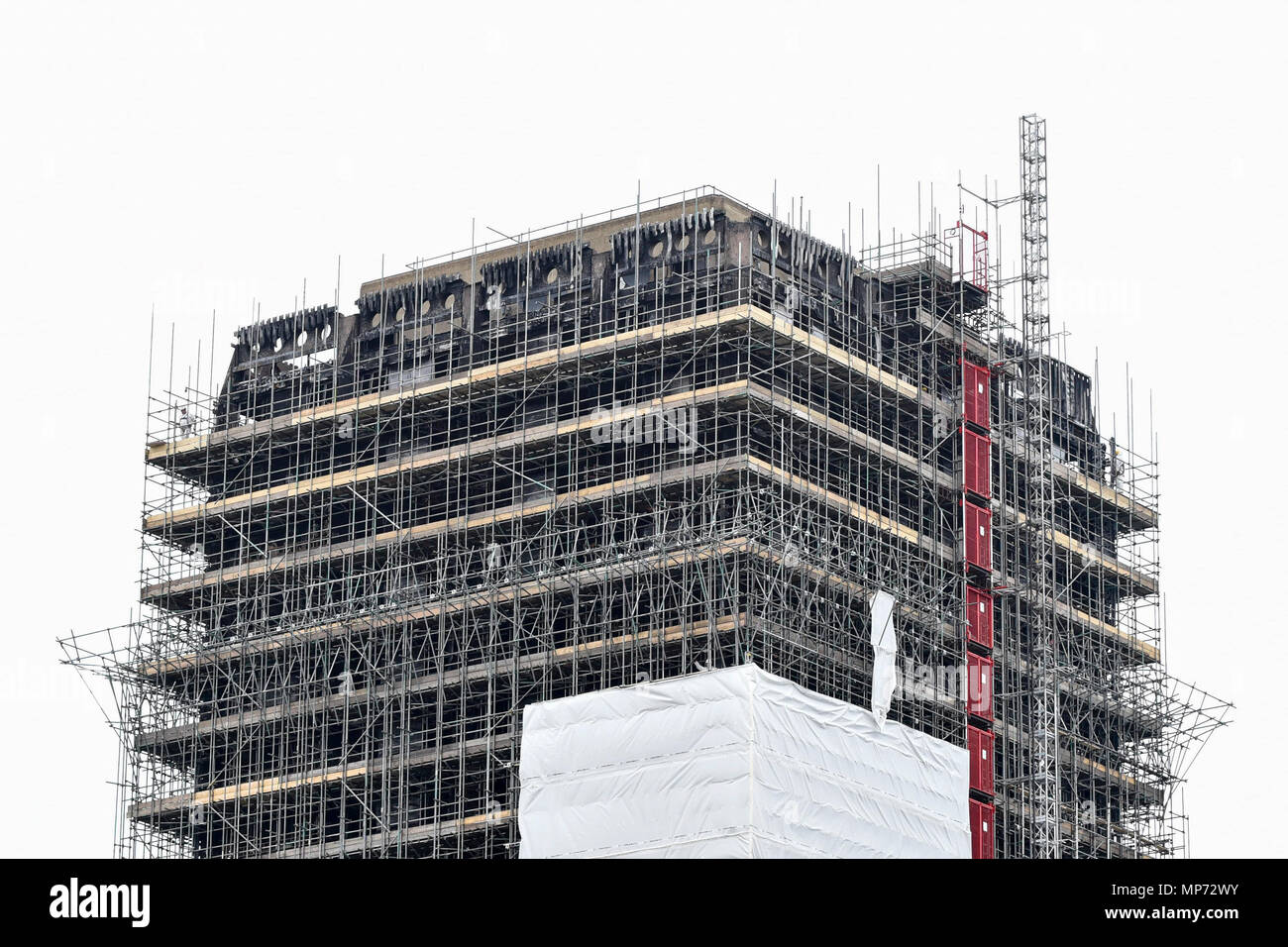 London, Großbritannien. 21. Mai 2018. Gerüst umfasst derzeit die ausgebrannte Hülle der Grenfell Turm im Westen von London am Tag der Gedenkfeier Anhörungen im Millennium Gloucester Hotel beginnen. In den nächsten neun Tagen, Freunde und Familie zahlen Tribute an die 72 Opfer durch den Brand in der vor fast einem Jahr getötet. Credit: Stephen Chung/Alamy Live News Credit: Stephen Chung/Alamy leben Nachrichten Stockfoto