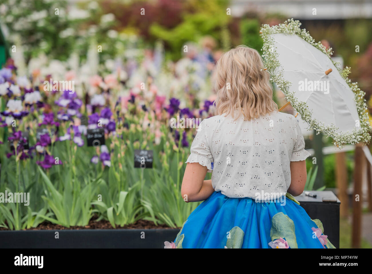 London, Großbritannien. 21. Mai 2018. Columbine, trug ein Kleid von berühmten Kunstwerken inspiriert von Monet, mit den Blenden von Jean-Baptiste Cayeux, Claude Monet geliefert. - Drücken Sie Tag an der RHS Chelsea Flower Show im Royal Hospital, Chelsea. Credit: Guy Bell/Alamy leben Nachrichten Stockfoto