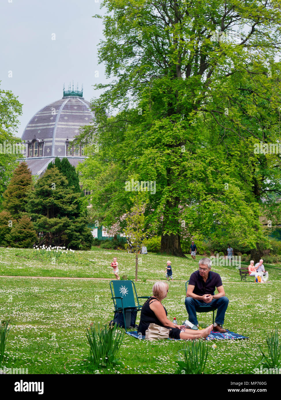 Buxton viktorianischen Pavilion Gardens, UK. 21. Mai 2018. Wetter Großbritannien: Menschen genießen die warmen Sommer Sonnenschein im Buxton viktorianischen Pavilion Gardens, Derbyshire Credit: Doug Blane/Alamy leben Nachrichten Stockfoto