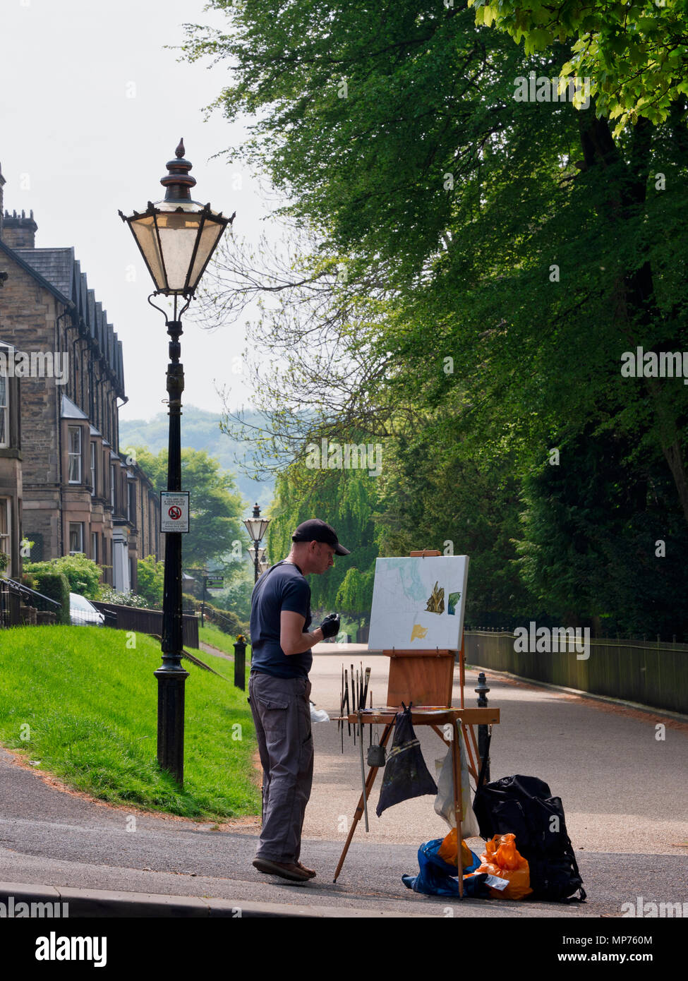 Buxton viktorianischen Pavilion Gardens, UK. 21. Mai 2018. Wetter Großbritannien: Artist paining im warmen Sommer Sonnenschein im Buxton viktorianischen Pavilion Gardens, Derbyshire Credit: Doug Blane/Alamy leben Nachrichten Stockfoto