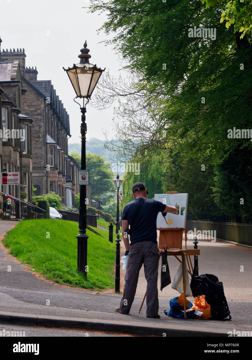 Buxton viktorianischen Pavilion Gardens, UK. 21. Mai 2018. Wetter Großbritannien: Artist paining im warmen Sommer Sonnenschein im Buxton viktorianischen Pavilion Gardens, Derbyshire Credit: Doug Blane/Alamy leben Nachrichten Stockfoto