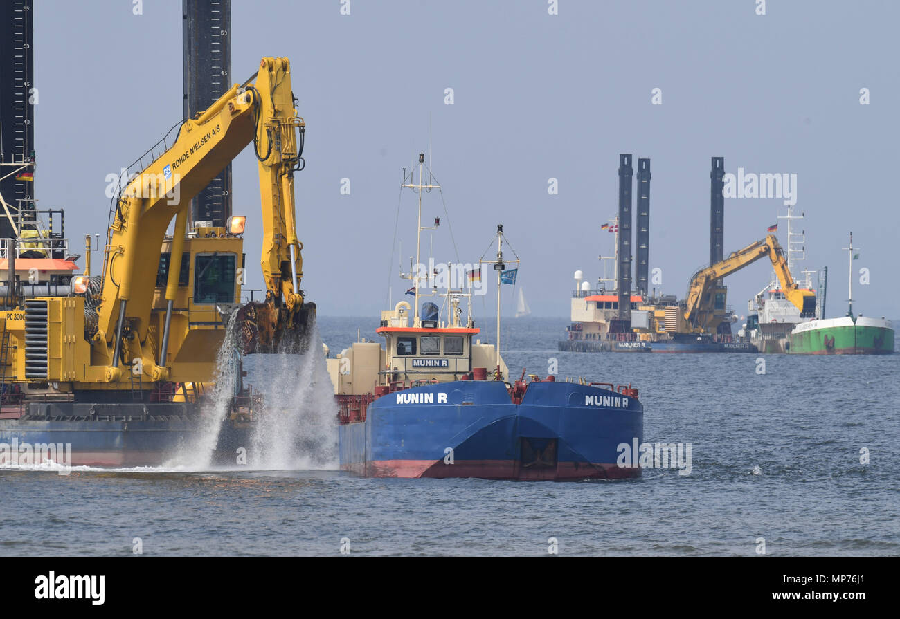 15. Mai 2018, Deutschland, Lubmin: Bagger arbeiten an einem Kanal der neue Nord Stream 2 Ostsee pipeline in der Bucht von Greifswald. Die Umweltschutz-NGO Nabu klagte in einem Versuch, die Genehmigung des Projekts zu stoppen und der Beginn der Bauarbeiten mit einem dringenden Anwendung und ein Interimsauftrag zu verzögern. Die 1200 Kilometer lange Erdgasleitung mit einer Kapazität von 55 Milliarden Kubikmeter russisches Erdgas nach Deutschland Jahr für Jahr ist politisch umstritten. Zulassungen aus Dänemark, Russland und Schweden sind noch anhängig. Foto: Stefan Sauer/dpa-Zentralbild/dpa Stockfoto