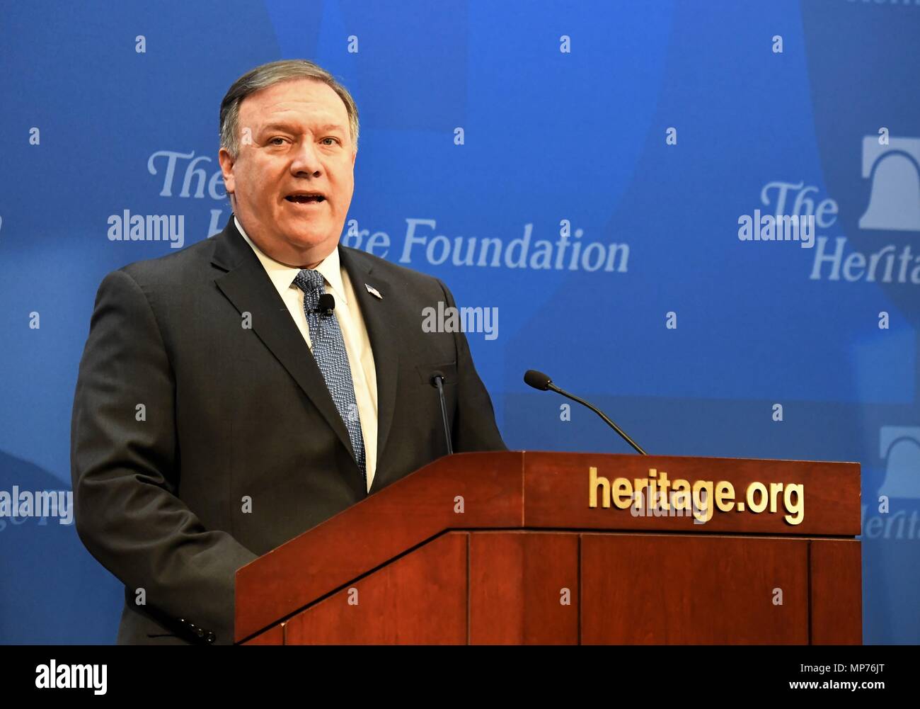 Washington, USA. 21 Mai, 2018. Us-Staatssekretär Mike Pompeo liefert eine Rede über die US-Politik nach dem Austritt aus dem Iran nuclear Deal bei der Heritage Foundation in Washington, DC, USA, am 21. Mai 2018. Mike Pompeo am Montag hat der Iran für seine Nuke und Raketen und schwört, zu Teheran die härtesten Sanktionen in der Geschichte, wenn es nicht den Kurs geändert. Credit: Yang Chenglin/Xinhua/Alamy leben Nachrichten Stockfoto
