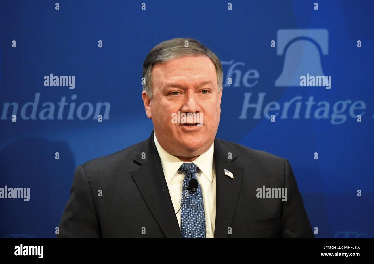 Washington, USA. 21 Mai, 2018. Us-Staatssekretär Mike Pompeo liefert eine Rede über die US-Politik nach dem Austritt aus dem Iran nuclear Deal bei der Heritage Foundation in Washington, DC, USA, am 21. Mai 2018. Mike Pompeo am Montag hat der Iran für seine Nuke und Raketen und schwört, zu Teheran die härtesten Sanktionen in der Geschichte, wenn es nicht den Kurs geändert. Credit: Yang Chenglin/Xinhua/Alamy leben Nachrichten Stockfoto
