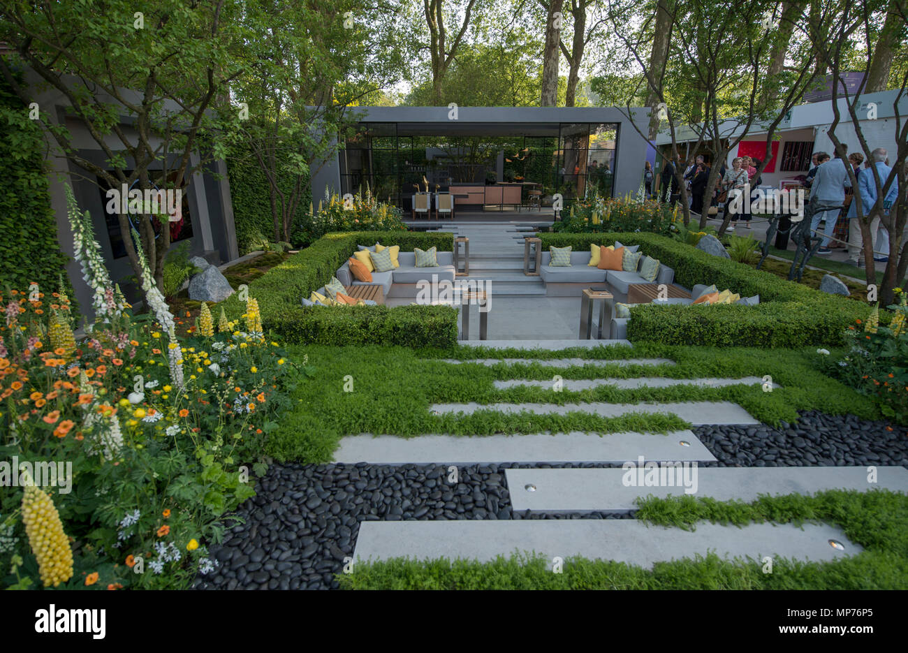 Royal Hospital Chelsea, London, Großbritannien. 22. Mai, 2018. Drücken Sie Tag für die Rhs Chelsea Flower Show 2018. Foto: Das LG Eco-City zeigen, Garten, entworfen von Hay-Joung Hwang vertritt die grünen Raum zu einem Gehäuse in einer 'vertikalen Wald" der Wohnungen zugeteilt. Credit: Malcolm Park/Alamy Leben Nachrichten. Stockfoto