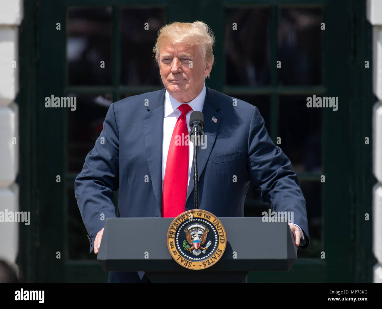 Präsidenten der Vereinigten Staaten Donald J. Trumpf macht die Erläuterungen sind wie er Gastgeber Martin Truex jr., den NASCAR Cup Series Champion, und sein Team, im Süden Rasen des Weißen Hauses in Washington, DC am Montag, 21. Mai 2018. Truex konkurriert Vollzeit in der Monster Energy NASCAR Cup Series für Möbel Reihe Racing. Credit: Ron Sachs/CNP | Verwendung weltweit Stockfoto