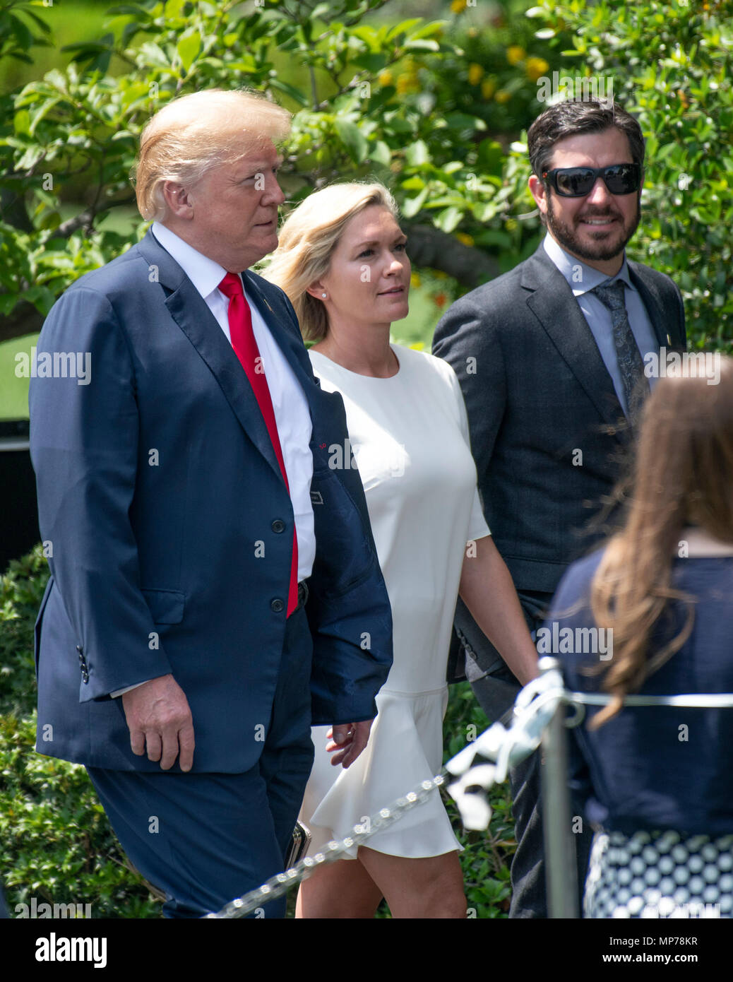 Präsidenten der Vereinigten Staaten Donald J. Trumpf, Links, Spaziergänge mit Sherry Pollex, Mitte und Martin Truex jr., Links, die NASCAR Cup Series Champion, im Süden Rasen des Weißen Hauses in Washington, DC am Montag, 21. Mai 2018. Truex konkurriert Vollzeit in der Monster Energy NASCAR Cup Series für Möbel Reihe Racing. Frau Pollex ist die langjährige Freundin von Truex jr., der Kampf gegen Eierstockkrebs seit 2014 wurde. Credit: Ron Sachs/CNP | Verwendung weltweit Stockfoto