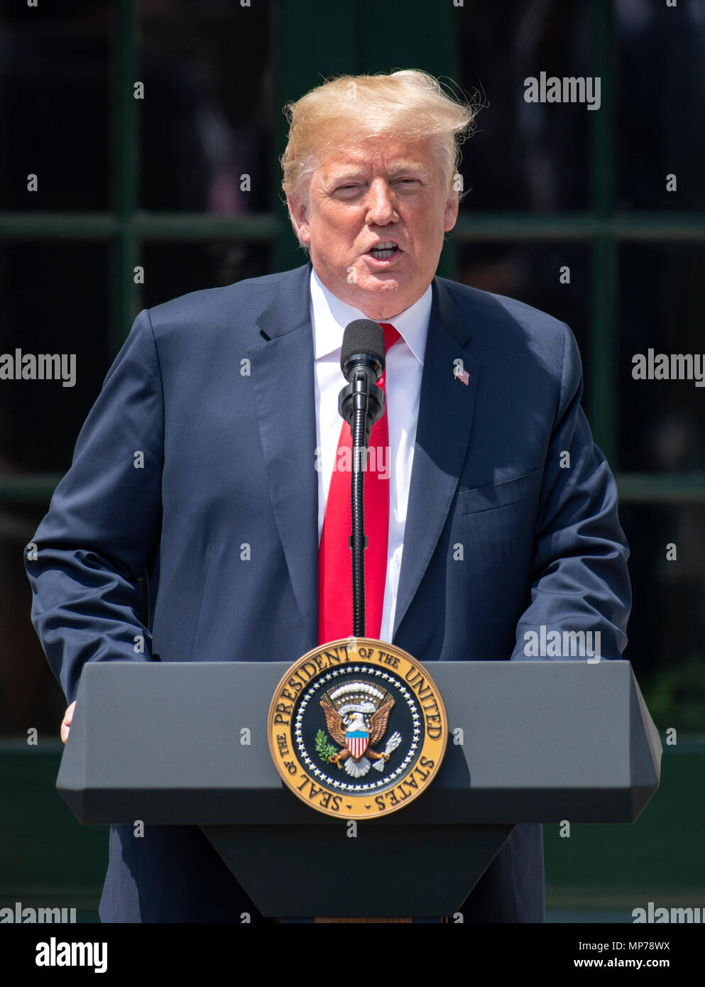 Washington, USA. 21 Mai, 2018. Präsidenten der Vereinigten Staaten Donald J. Trumpf macht die Erläuterungen sind wie er Gastgeber Martin Truex jr., den NASCAR Cup Series Champion, und sein Team, im Süden Rasen des Weißen Hauses in Washington, DC am Montag, 21. Mai 2018. Truex konkurriert Vollzeit in der Monster Energy NASCAR Cup Series für Möbel Reihe Racing. Credit: Ron Sachs/CNP/MediaPunch Credit: MediaPunch Inc/Alamy leben Nachrichten Stockfoto