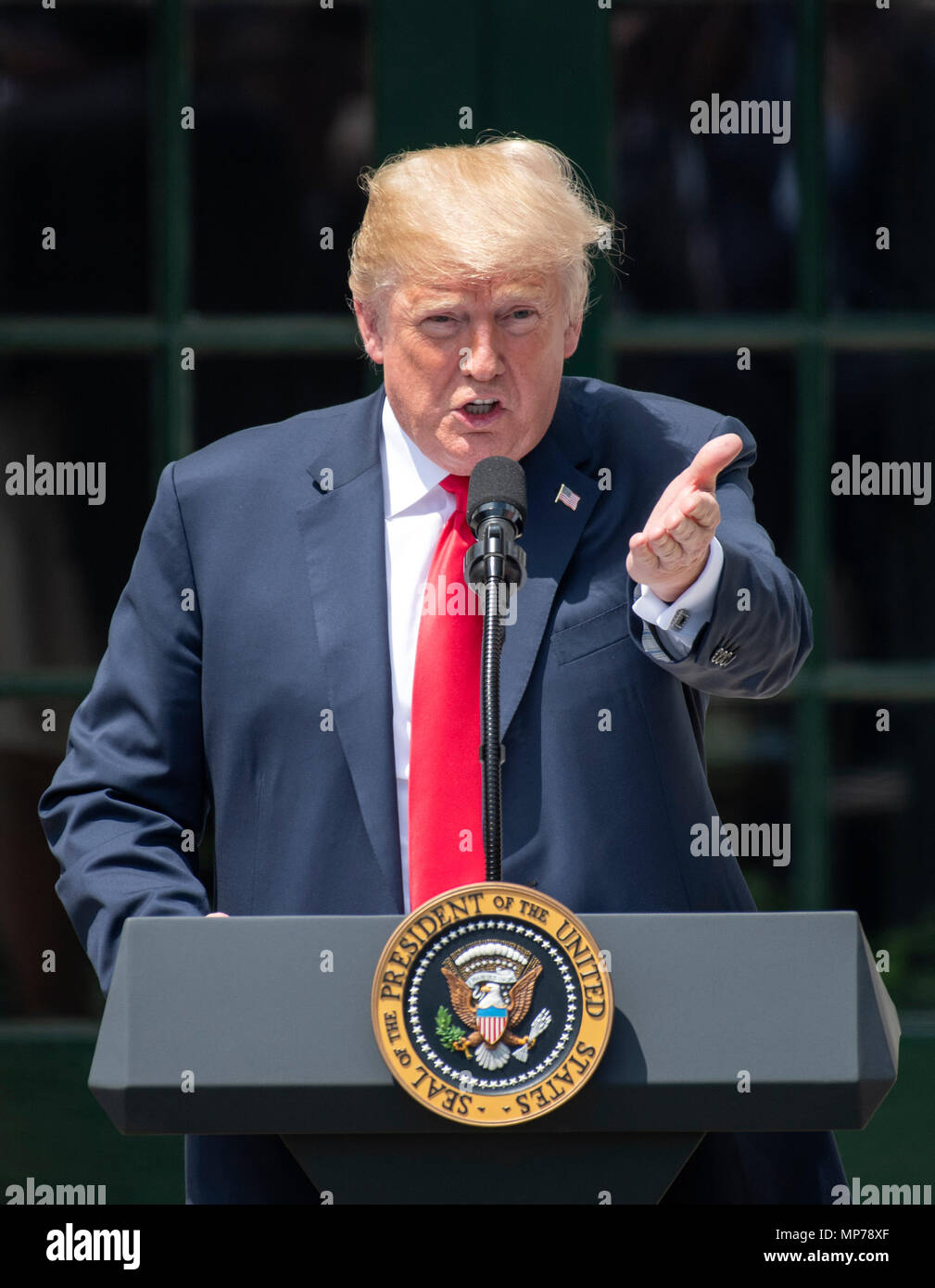 Washington, USA. 21 Mai, 2018. Präsidenten der Vereinigten Staaten Donald J. Trumpf macht die Erläuterungen sind wie er Gastgeber Martin Truex jr., den NASCAR Cup Series Champion, und sein Team, im Süden Rasen des Weißen Hauses in Washington, DC am Montag, 21. Mai 2018. Truex konkurriert Vollzeit in der Monster Energy NASCAR Cup Series für Möbel Reihe Racing. Credit: Ron Sachs/CNP/MediaPunch Credit: MediaPunch Inc/Alamy leben Nachrichten Stockfoto