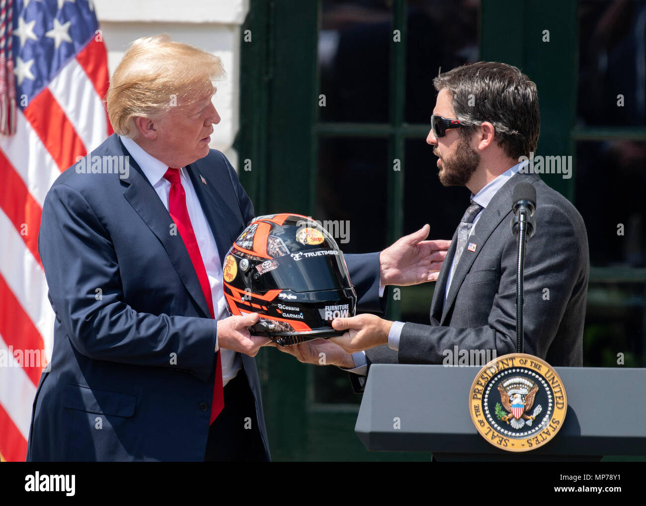 Washington, USA. 21 Mai, 2018. Martin Truex jr., den NASCAR Cup Series Champion, rechts, präsentiert eine racing Helm zum Präsidenten der Vereinigten Staaten Donald J. Trumpf, Links, während einer Veranstaltung auf dem Südrasen des Weißen Hauses in Washington, DC am Montag, 21. Mai 2018. Truex konkurriert Vollzeit in der Monster Energy NASCAR Cup Series für Möbel Reihe Racing. Credit: Ron Sachs/CNP/MediaPunch Credit: MediaPunch Inc/Alamy leben Nachrichten Stockfoto