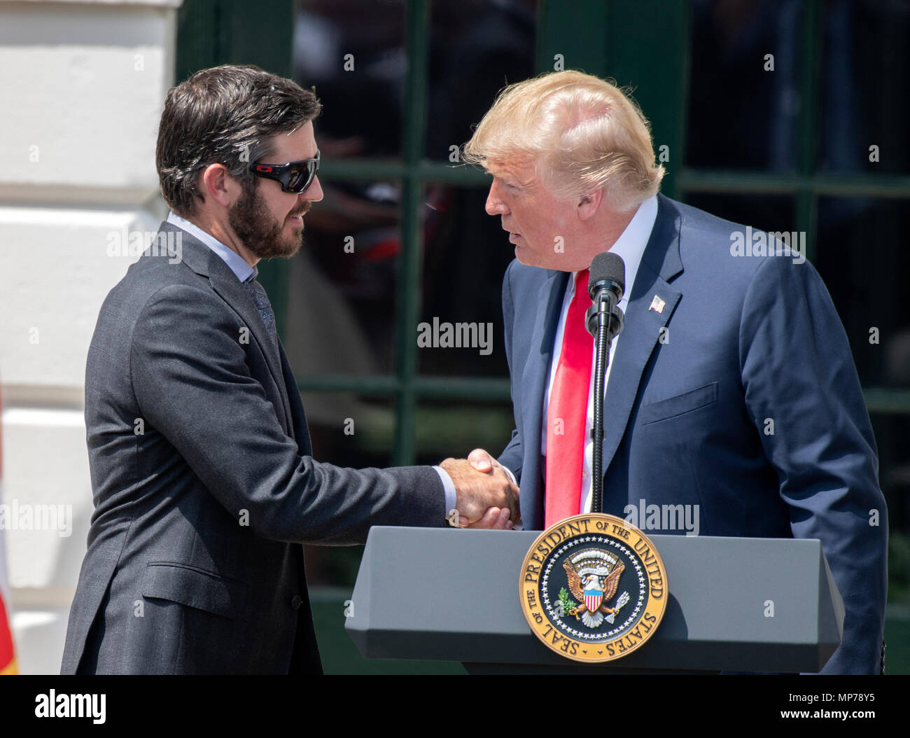 Washington, USA. 21 Mai, 2018. Präsidenten der Vereinigten Staaten Donald J. Trumpf, rechts, schüttelt Hände mit Martin Truex jr., den NASCAR Cup Series Champion, Links, auf der Rasenfläche des Weißen Hauses in Washington, DC am Montag, 21. Mai 2018. Truex konkurriert Vollzeit in der Monster Energy NASCAR Cup Series für Möbel Reihe Racing. Credit: Ron Sachs/CNP/MediaPunch Credit: MediaPunch Inc/Alamy leben Nachrichten Stockfoto