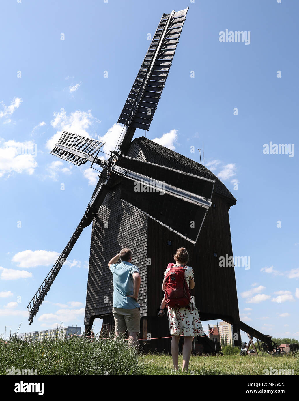 Berlin, Deutschland. 21 Mai, 2018. Besucher sehen die Marzahner Bockwindmuehle, ein Wind Mühle 1993 als Replik einer Mühle aus dem 19. Jahrhundert in Berlin, Hauptstadt der Bundesrepublik Deutschland, am 21. Mai 2018 gebaut. Am Montag, dem mehr als 1.100 Mühlen in Deutschland, historische und Repliken, hatte ihre riesigen Blades eingeschaltet und Schleifer eingeschaltet der 25. Deutschen Mühlen Tag zu feiern. Credit: Shan Yuqi/Xinhua/Alamy leben Nachrichten Stockfoto